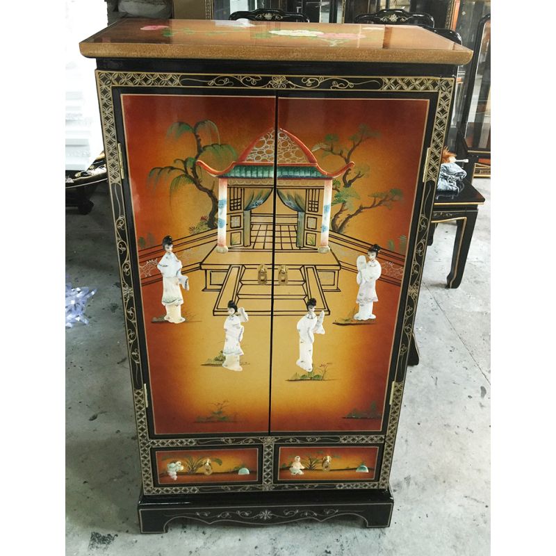 Armoire chinoise laque mordorée avec incrustations de nacre Armoire chinoise laque mordorée avec incrustations de nacre