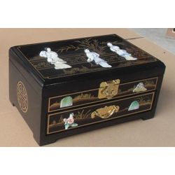 Boîte à bijoux chinoise laquée noire avec incrustations de personnages en nacre