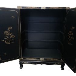 Armoire chinoise laquée avec incrustations de personnages en jade