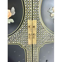 Armoire chinoise laquée avec incrustations de personnages en jade