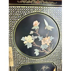Armoire chinoise laquée avec incrustations de personnages en jade