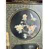 Armoire chinoise laquée avec incrustations de personnages en jade