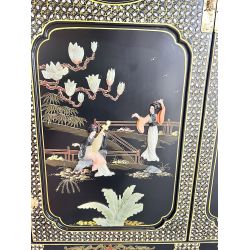 Armoire chinoise laquée avec incrustations de personnages en jade