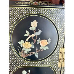 Armoire chinoise laquée avec incrustations de personnages en jade