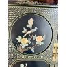 Armoire chinoise laquée avec incrustations de personnages en jade