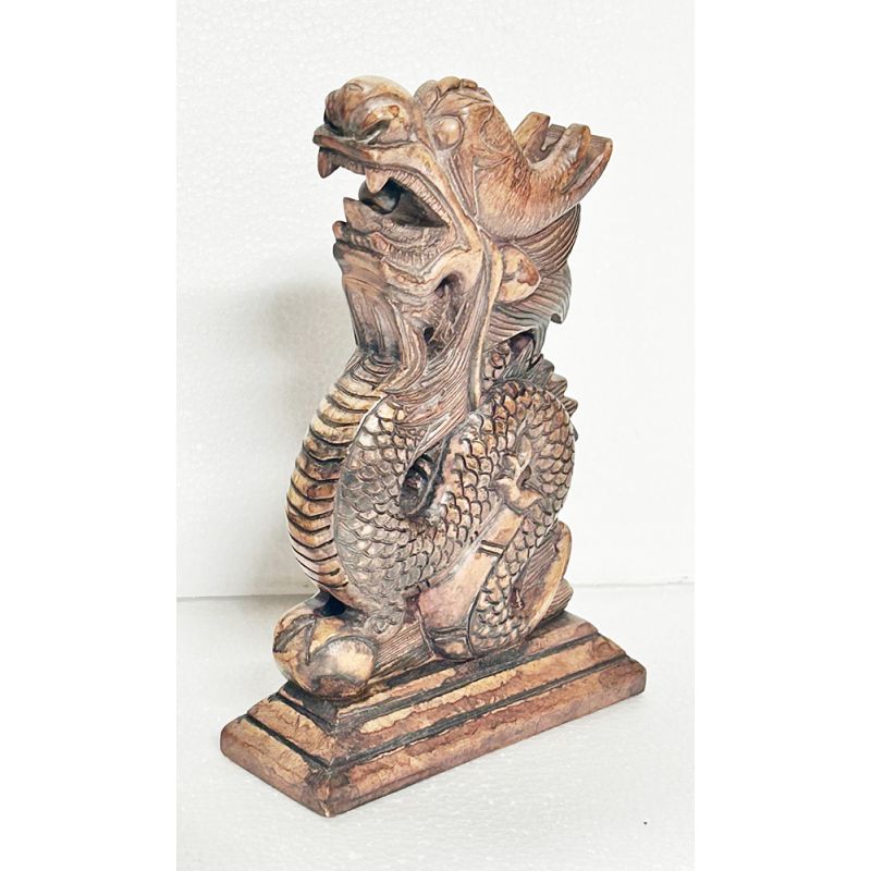 Dragon en pierre taillée