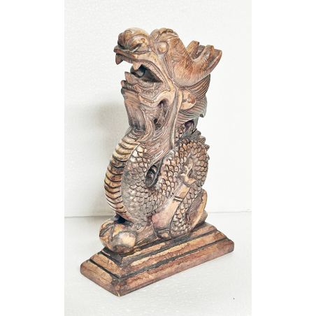 Dragon en pierre taillée