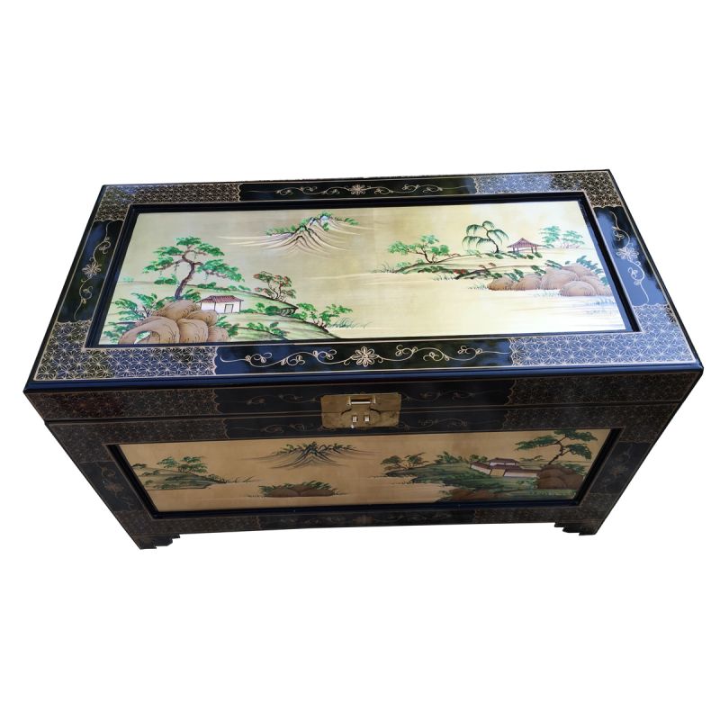 Coffre chinois doré à la feuille et décoré de geishas en nacre