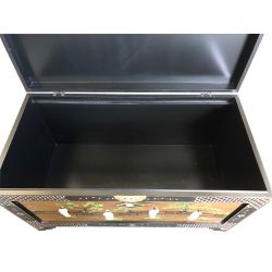 Coffre chinois doré à la feuille et décoré de geishas en nacre