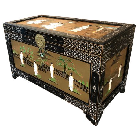 Coffre chinois doré à la feuille et décoré de geishas en nacre
