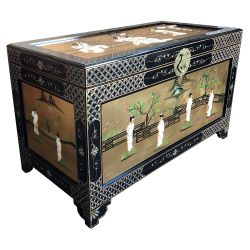 Coffre chinois doré à la feuille et décoré de geishas en nacre