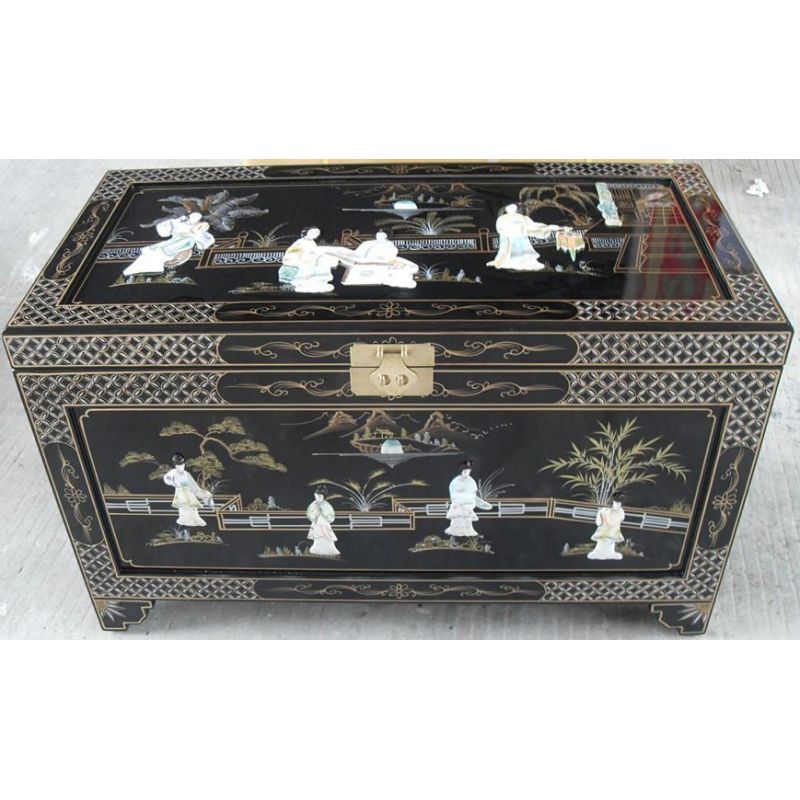 Coffre chinois laque noire décoré de geishas en nacre