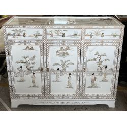 Buffet chinois laqué blanc avec décorations de geishas en nacre