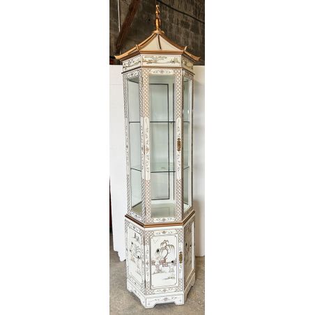 Vitrine octogonale chinoise laque blanche avec décorations de nacre
