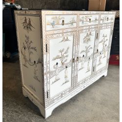 Buffet chinois laqué blanc avec décorations de geishas en nacre