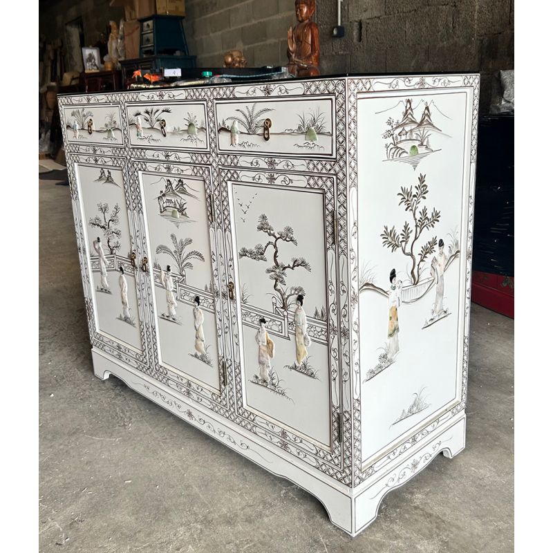 Buffet chinois laqué blanc avec décorations de geishas en nacre