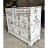 Buffet chinois laqué blanc avec décorations de geishas en nacre