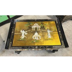 Table de salon laque dorée à la feuille