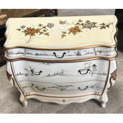 Commode chinoise laquée avec incrustations de geishas en nacre