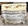 Commode chinoise laquée avec incrustations de geishas en nacre