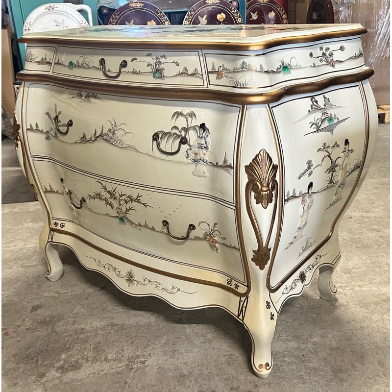 Commode chinoise laquée avec incrustations de geishas en nacre