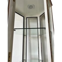 Vitrine octogonale chinoise laque blanche avec décorations de nacre