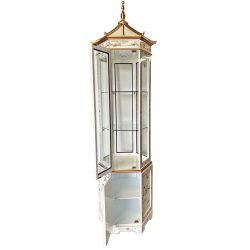 Vitrine octogonale chinoise laque blanche avec décorations de nacre