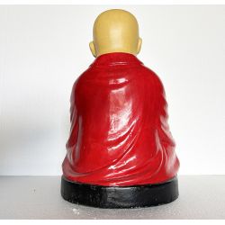 Statue de moine et son bol à obole en prière sous un mandala du Népal