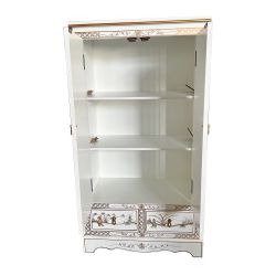 Armoire chinoise laquée décor de geishas en nacres