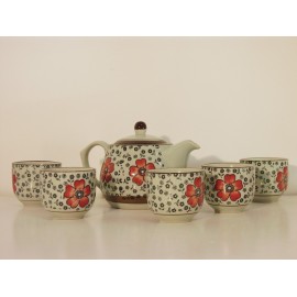Service à thé avec 5 tasses en céramique.