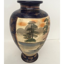 Vase in porcelain from China