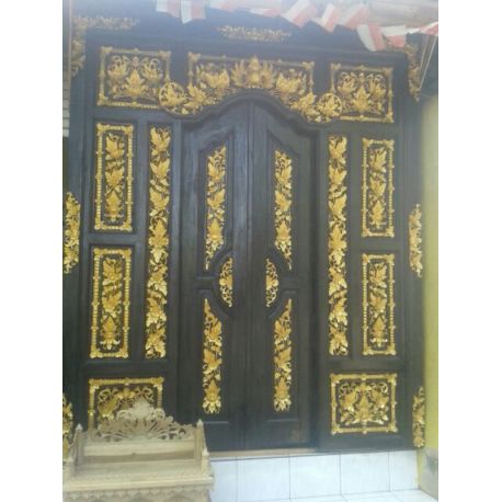 Portes indonésiennes sculptées